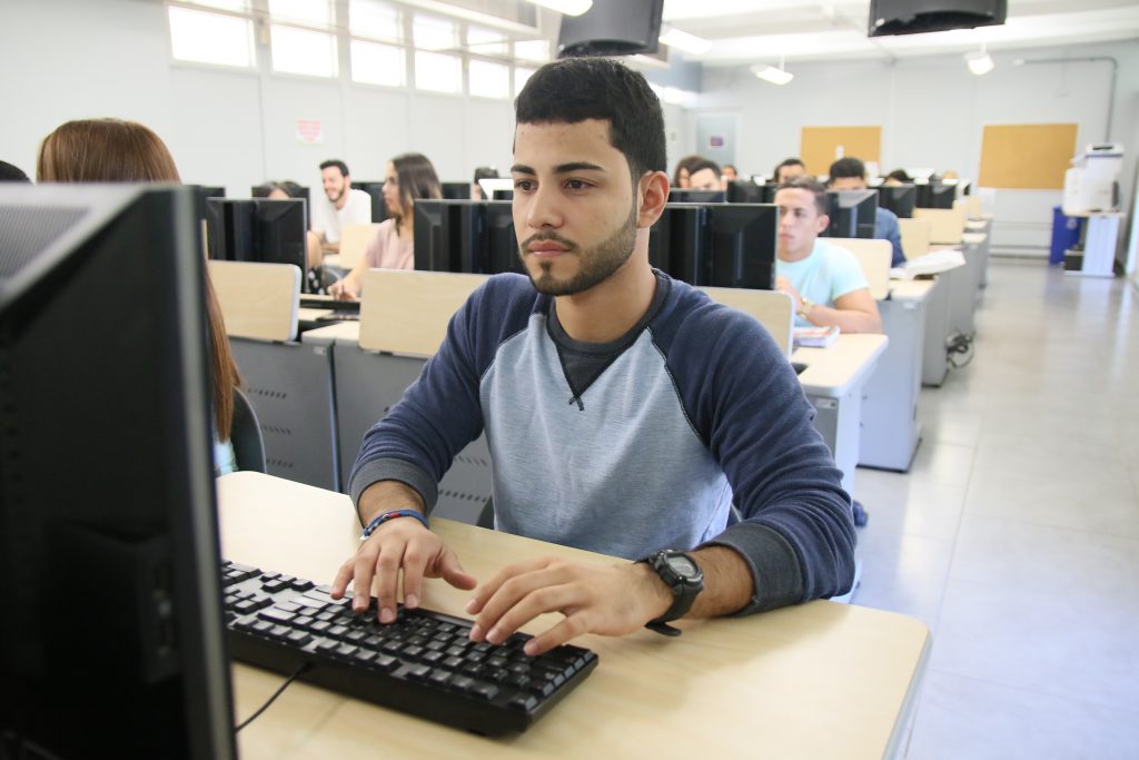 Foto estudiante usando una computadora